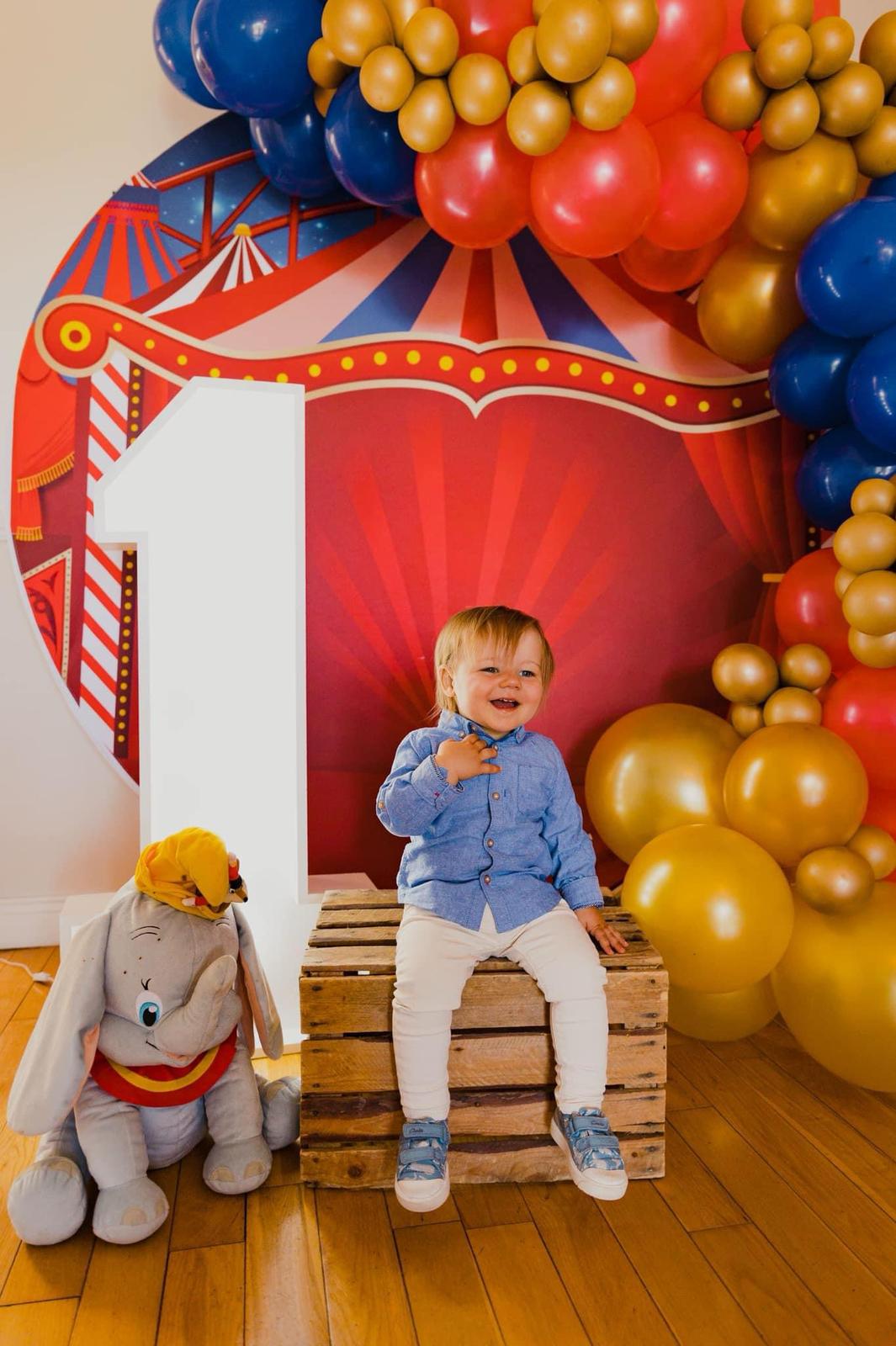 Themed Backdrops and Balloons